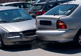 Miałeś kolizję na parkingu? Sprawdź, jak i kiedy spisać oświadczenie.