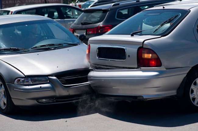 Miałeś kolizję na parkingu? Sprawdź, jak i kiedy spisać oświadczenie.